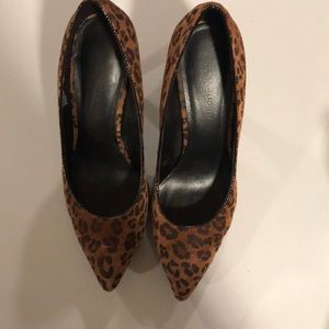 Dana Buchman Leopard print pumps